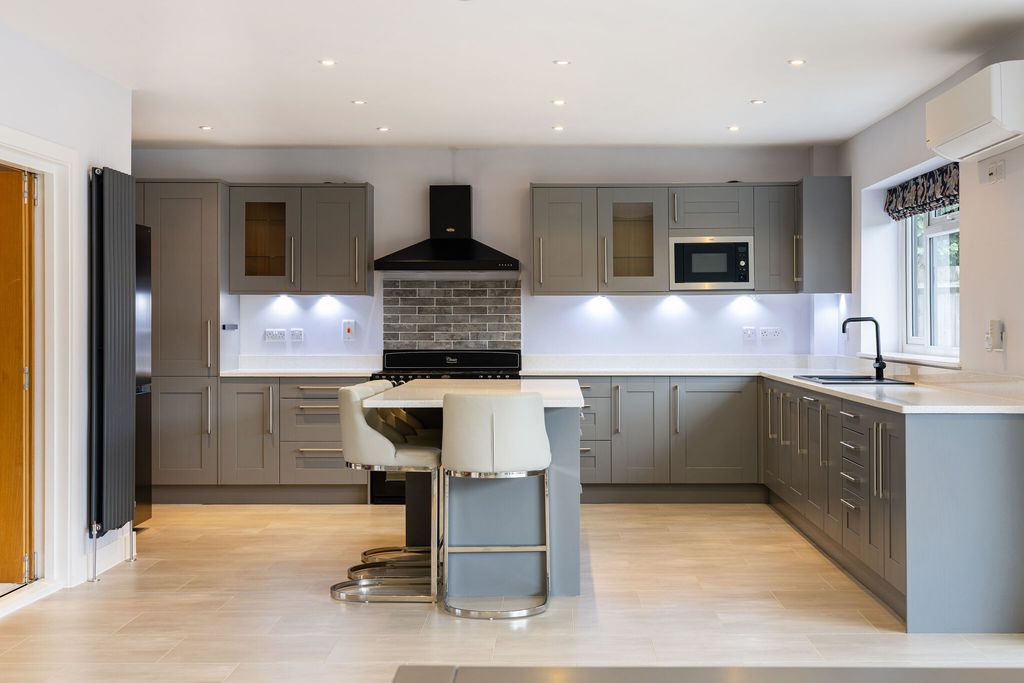 Property photo 2 of 26