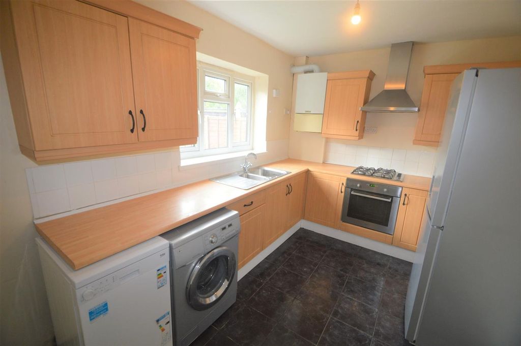 Property photo 2 of 9 Willingale Rd Ig10