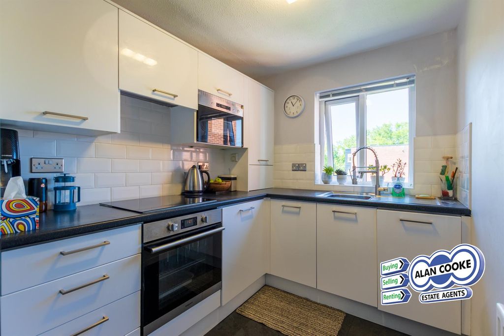 Property photo 3 of 7 Kitchen
