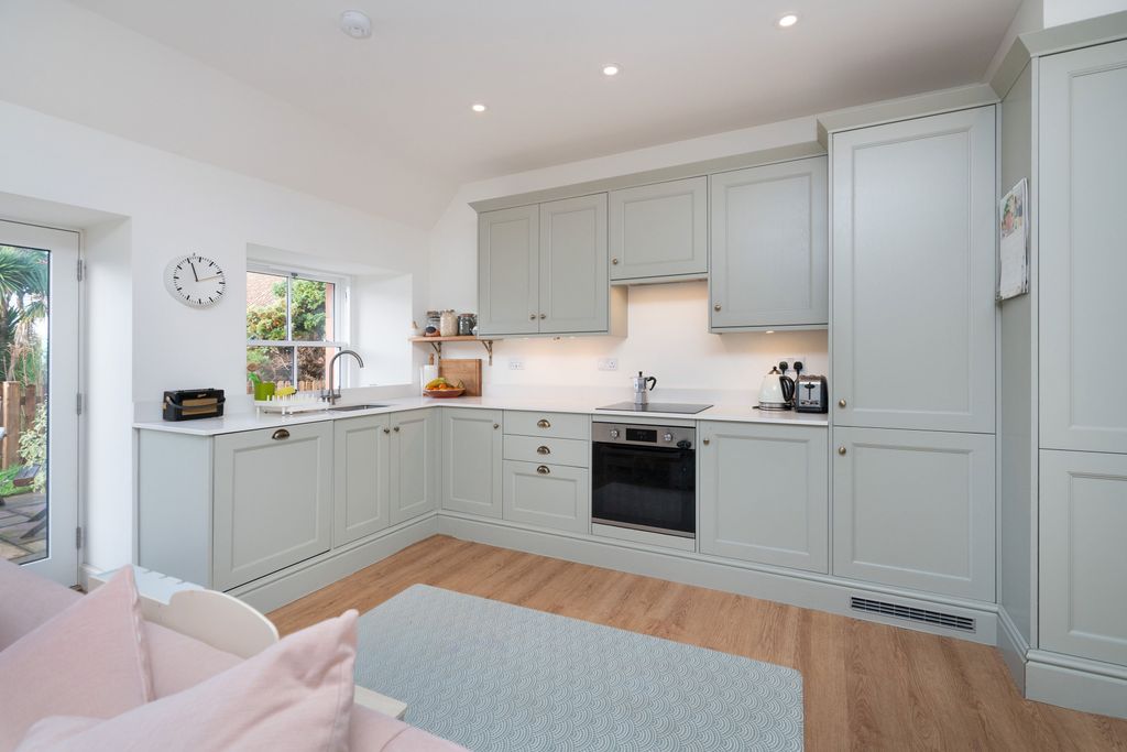 Property photo 3 of 20 Interior06