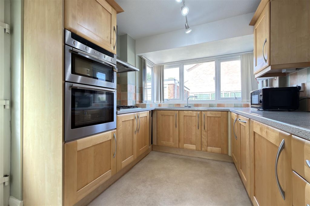 Property photo 3 of 12 Kitchen