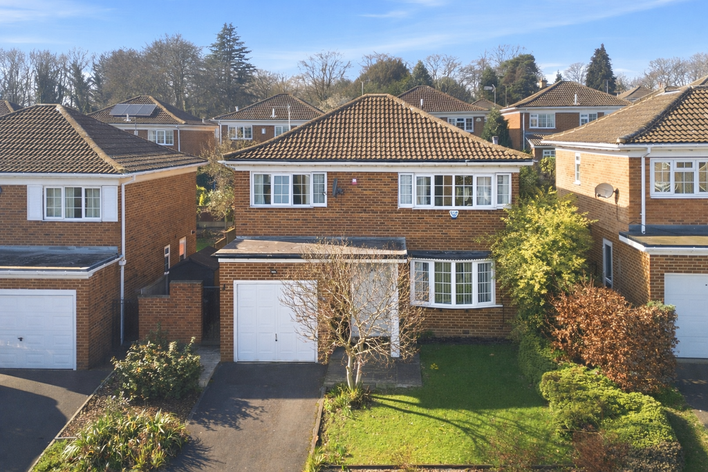 Property photo 1 of 17 Oak Garth Front