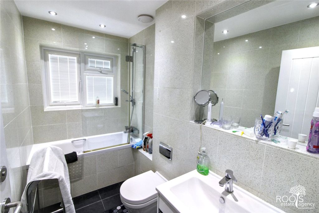 Property photo 3 of 10 Bathroom