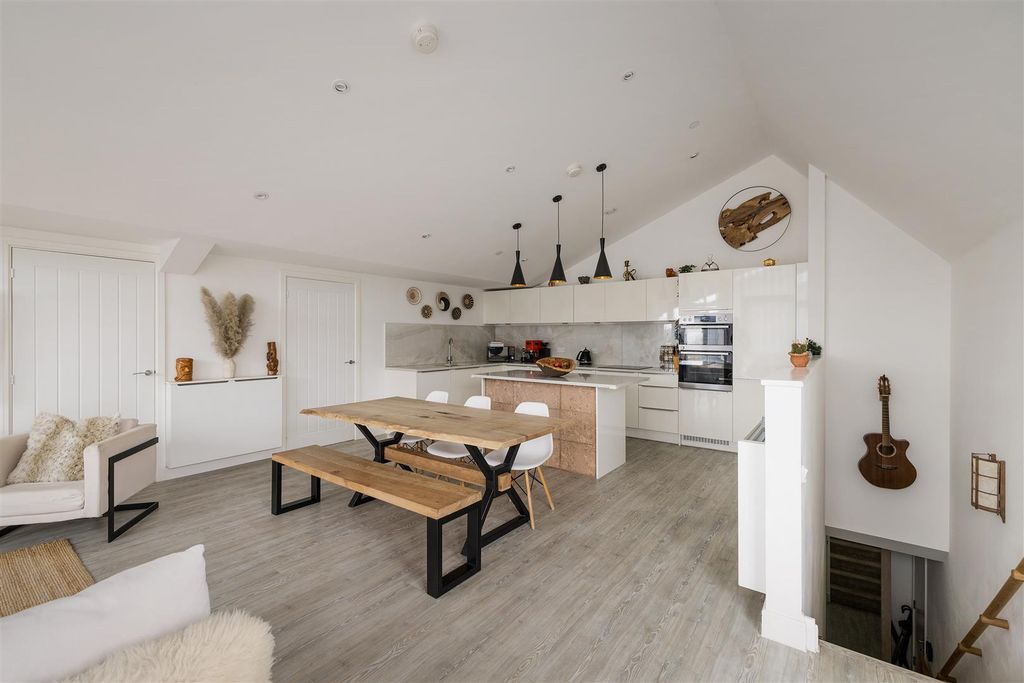 Property photo 3 of 25 Hoffmans Road, E17