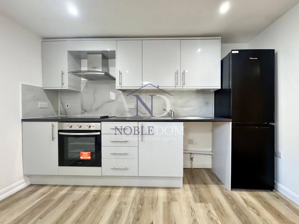 Property photo 1 of 5 Ground Floor Studio Flat In Hounslow