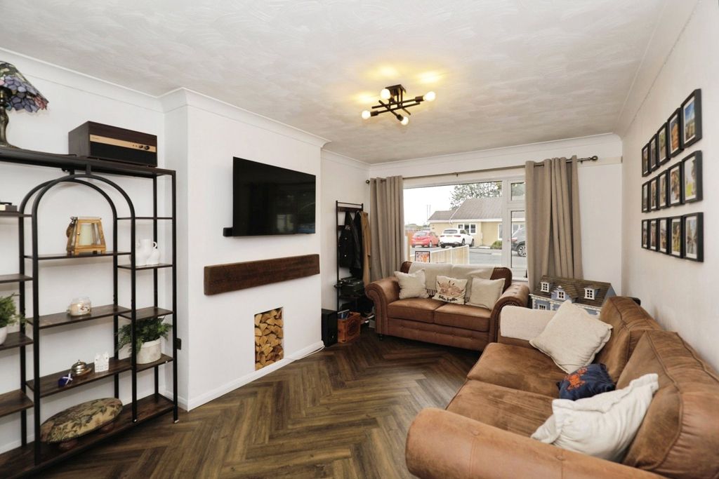 Property photo 3 of 11 Lounge (1)