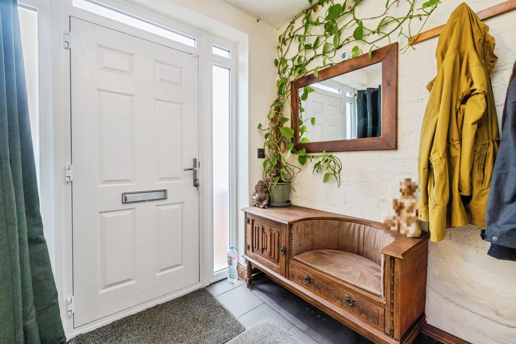 Property photo 3 of 28 Entrance Hall