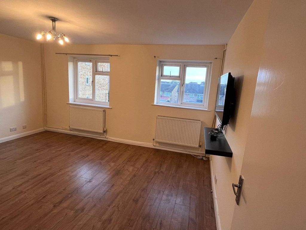Property photo 1 of 11 3 Bed Flat To Rent Radcliffe Way, Northolt Ub5
