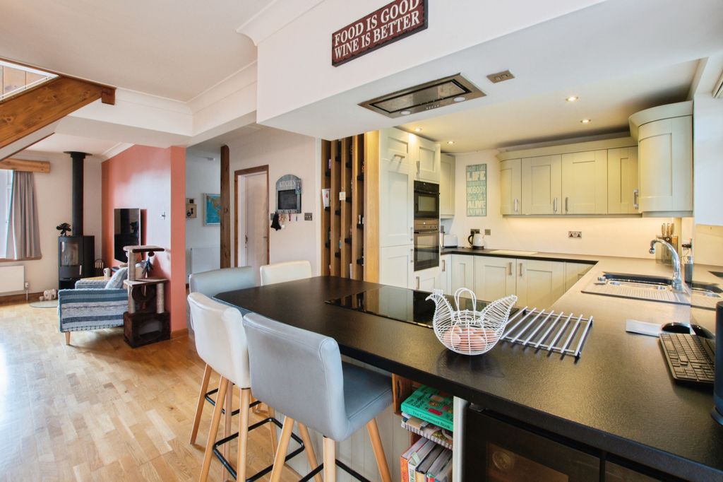Property photo 3 of 17 Kitchen/Breakfast