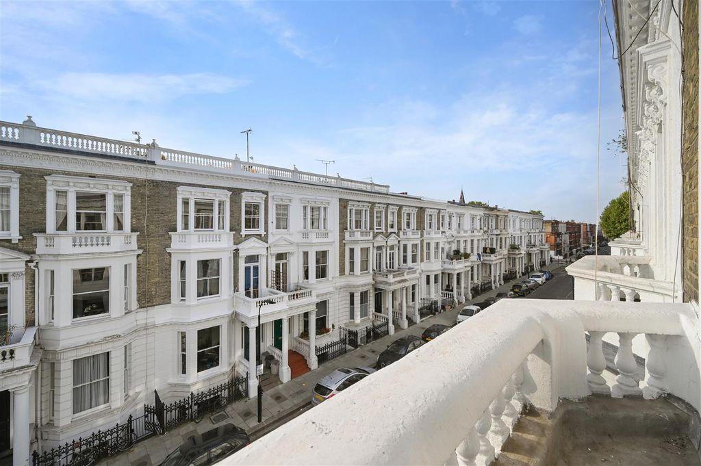 Property photo 3 of 10 Balcony