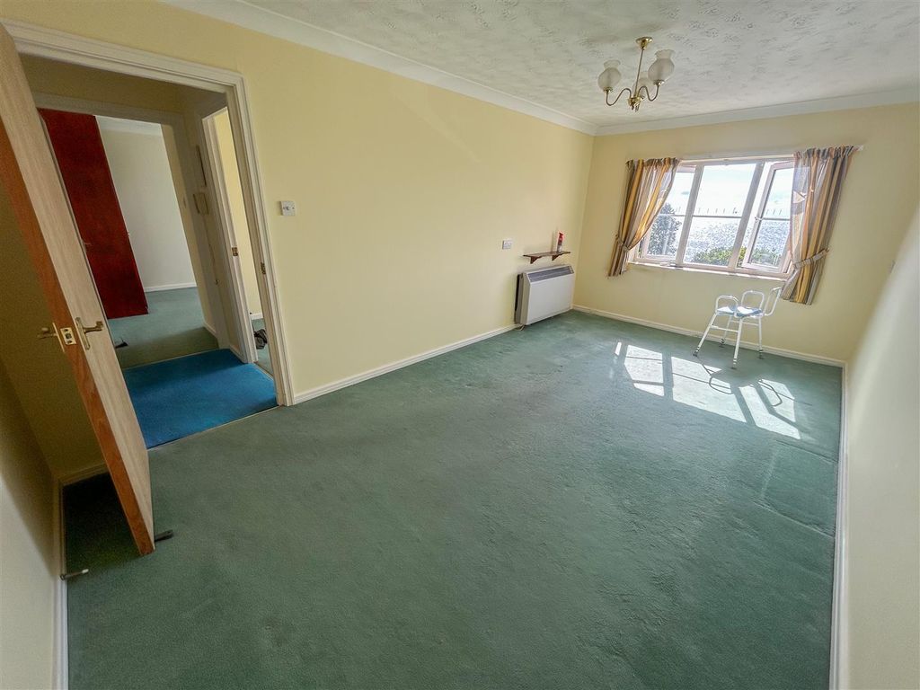 Property photo 1 of 13 Lounge