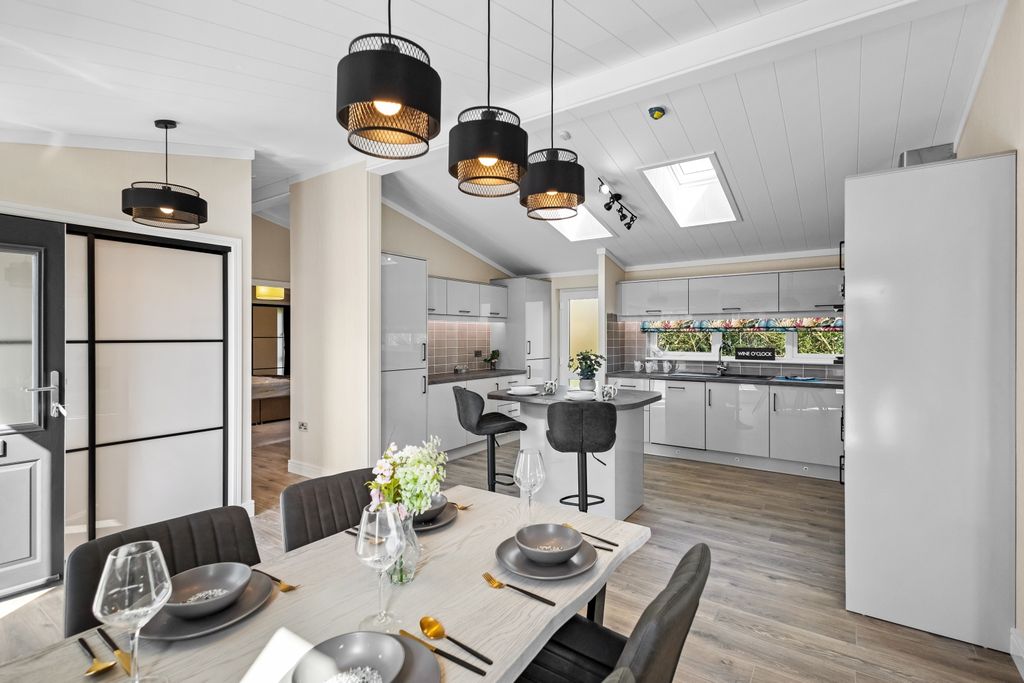 Property photo 2 of 11 2A Kitchen Dining Room