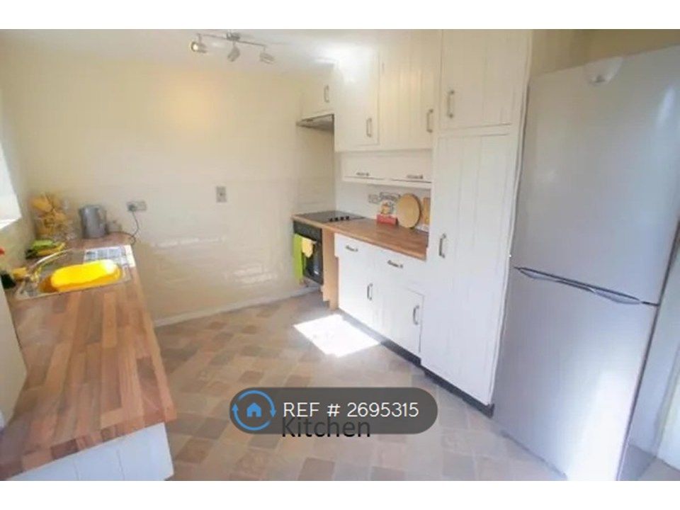 Property photo 3 of 8 Kitchen