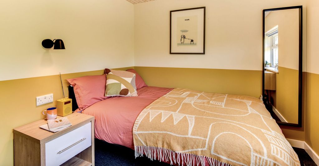 Property photo 2 of 5 A Cozy Double Bedroom Featuring A Comfortable Bed ...