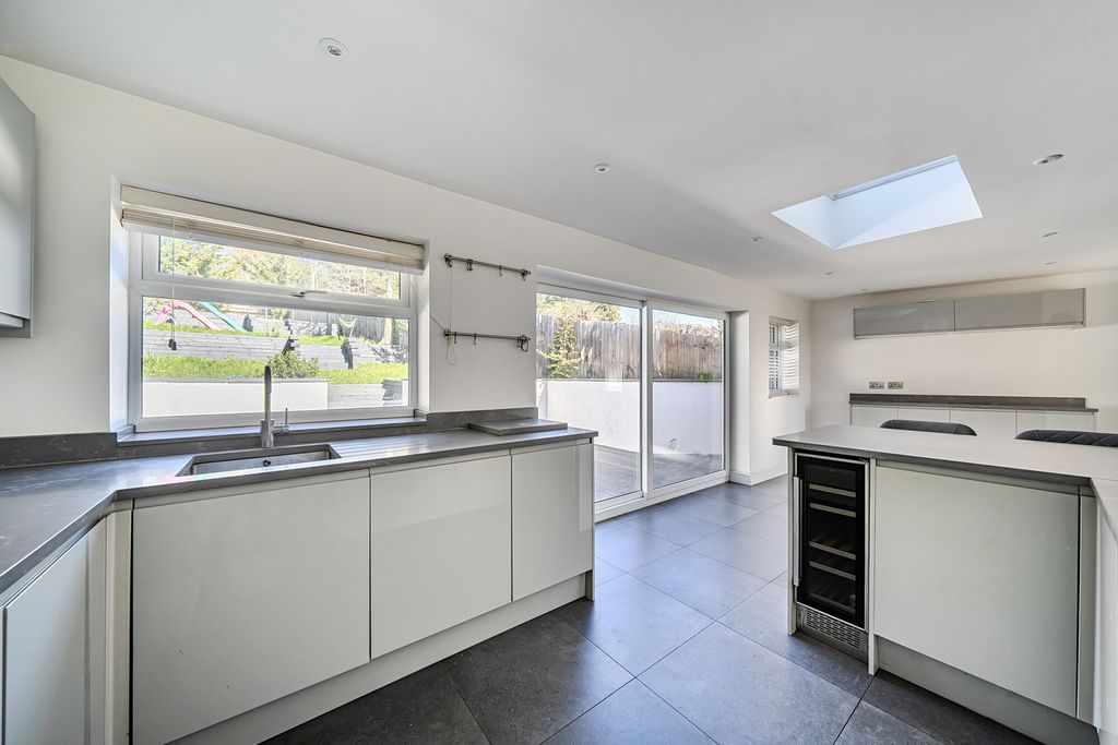 Property photo 2 of 19 1435781-18-69c535...