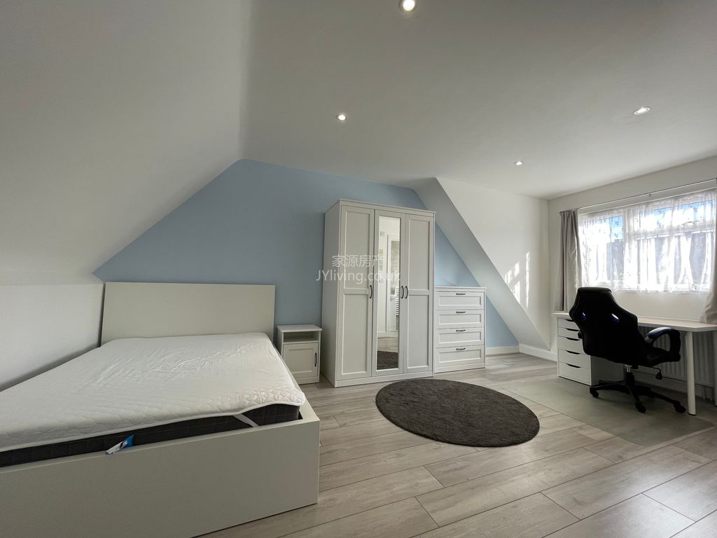 Property photo 2 of 31