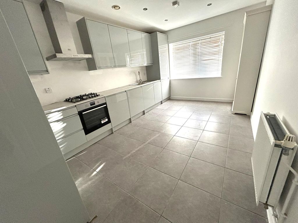 Property photo 3 of 20 Kitchen