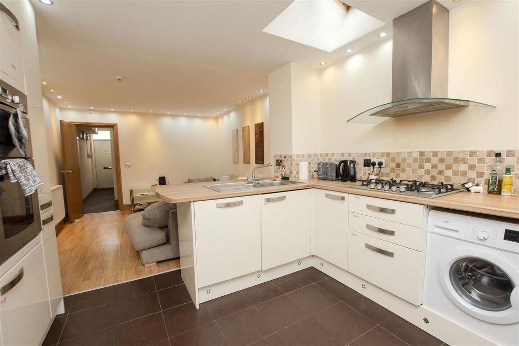 Property photo 1 of 13 Approach