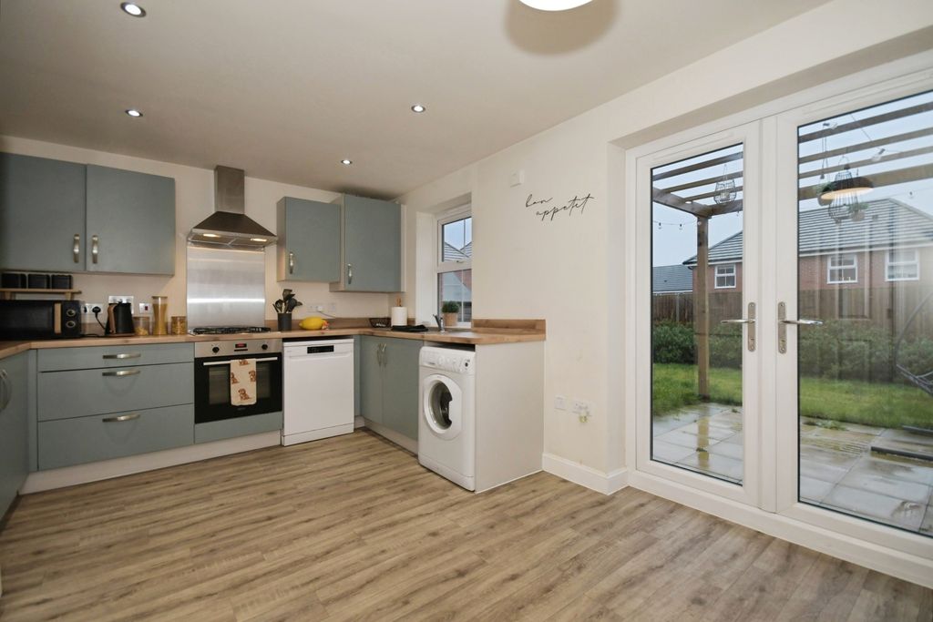 Property photo 3 of 17 Kitchen / Diner