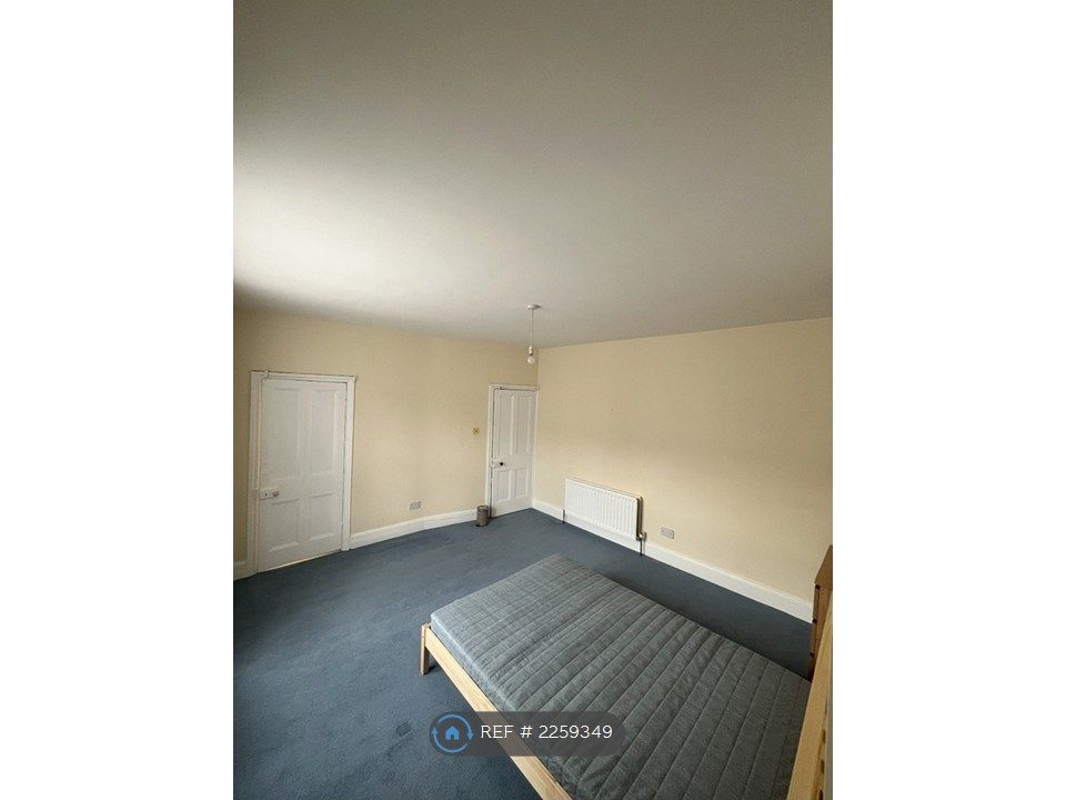 Property photo 2 of 6 Double Room With Ensuite Dressing Room