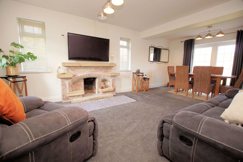 Property photo 3 of 19 Lounge/Dining Room