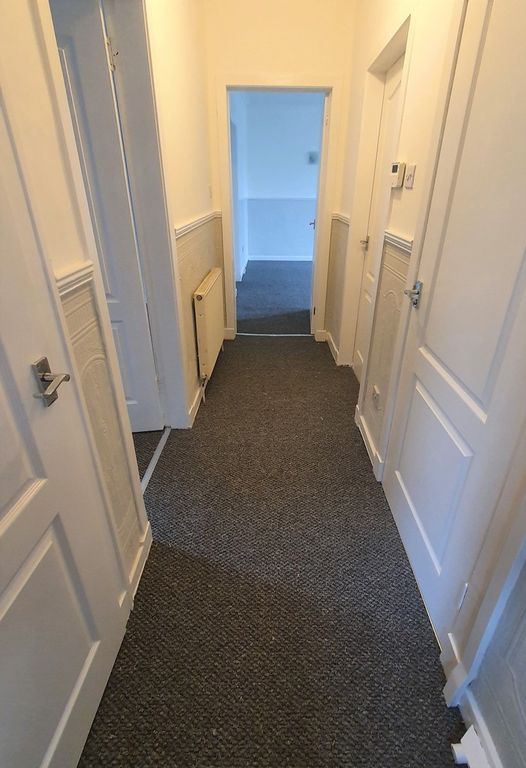 Property photo 2 of 7 Hallway