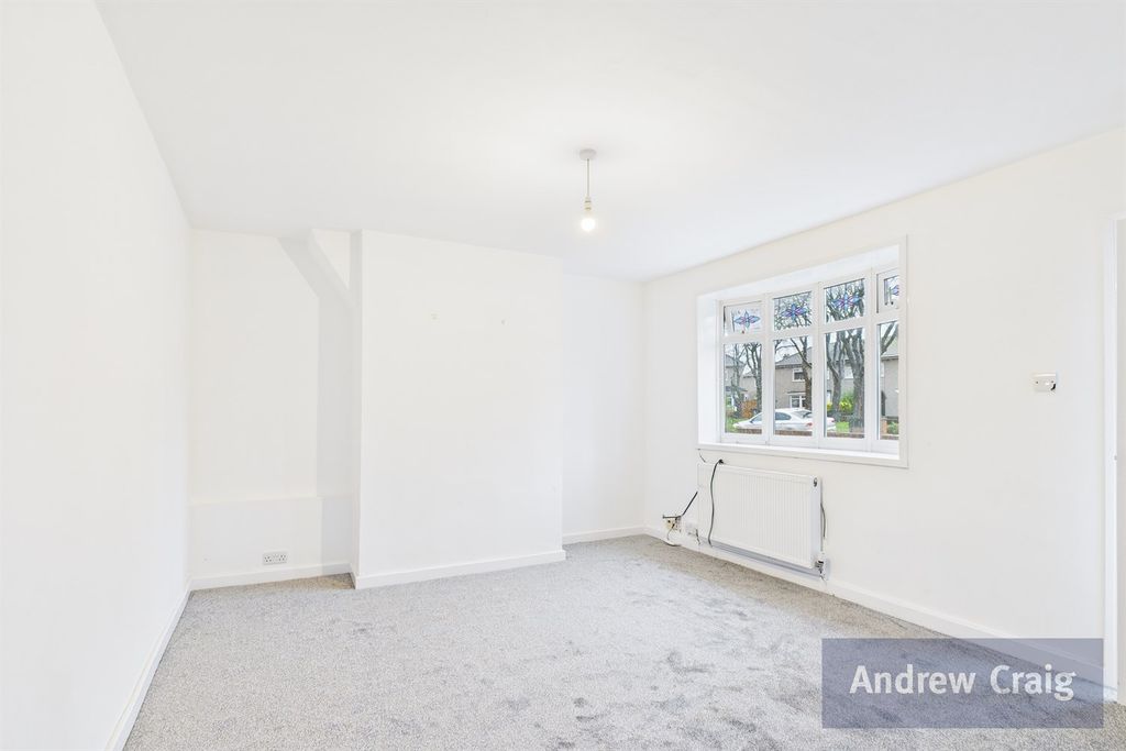 Property photo 3 of 13 Lounge