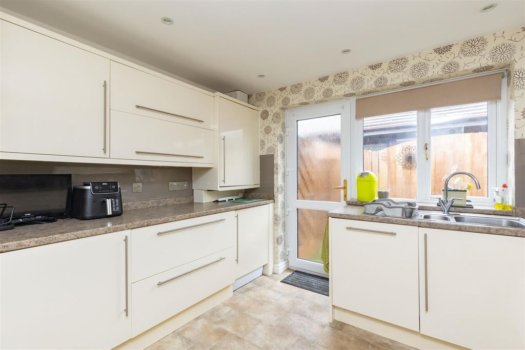 Property photo 3 of 17 Kitchen