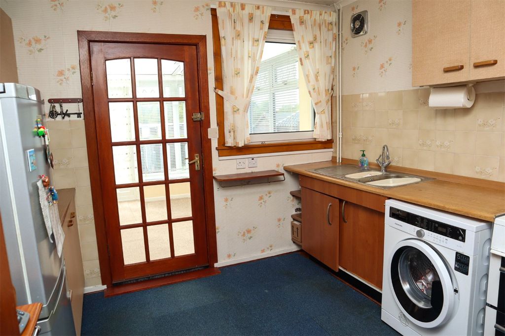 Property photo 3 of 18 Kitchen