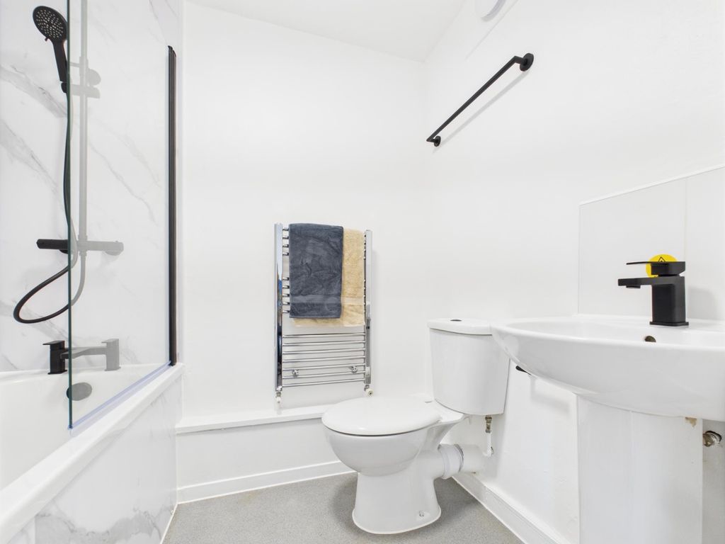 Property photo 3 of 4 Bright, Modern Bathroom With A Bathtub And Overhea...