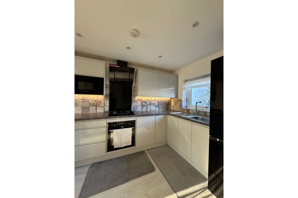 Property photo 3 of 35 Kitchen