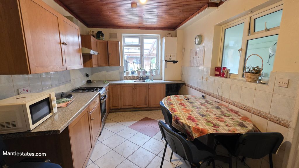 Property photo 3 of 18 Kitchen