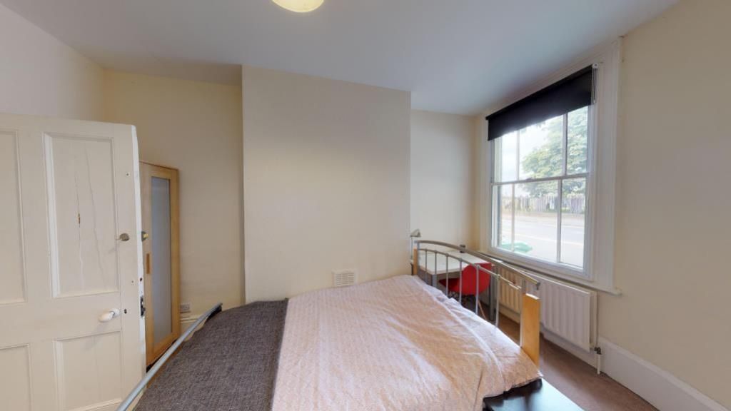 Property photo 3 of 8 A Bright And Tidy Double Bedroom Featuring A Comfo...