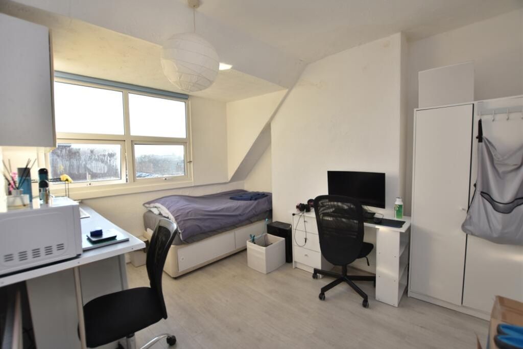 Property photo 3 of 6 Spacious Double Bedroom Featuring A Comfortable Be...