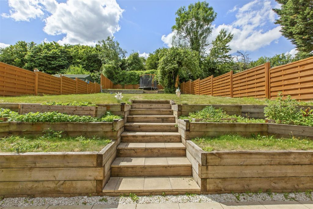 Property photo 2 of 15 57 Plumer Road, Hp11 2Sr-11.Jpg
