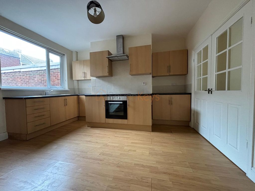 Property photo 2 of 9 Stratton Street Kitchen 1