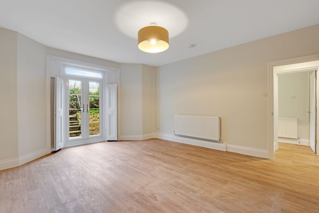 Property photo 2 of 9 2.Lounge.Jpg