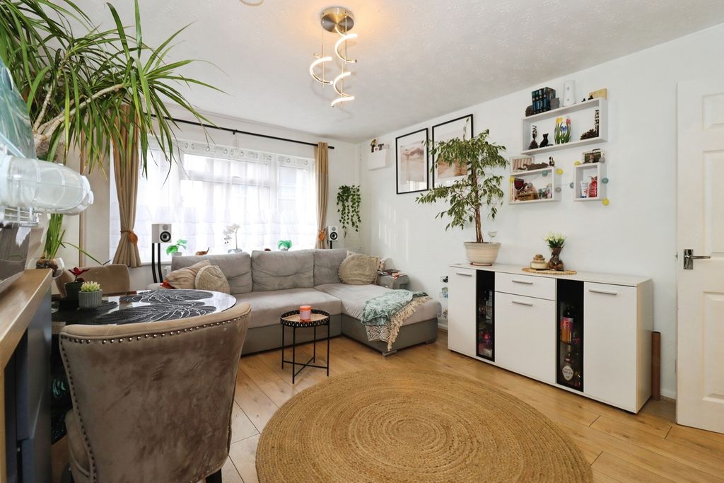 Property photo 1 of 19 Lounge