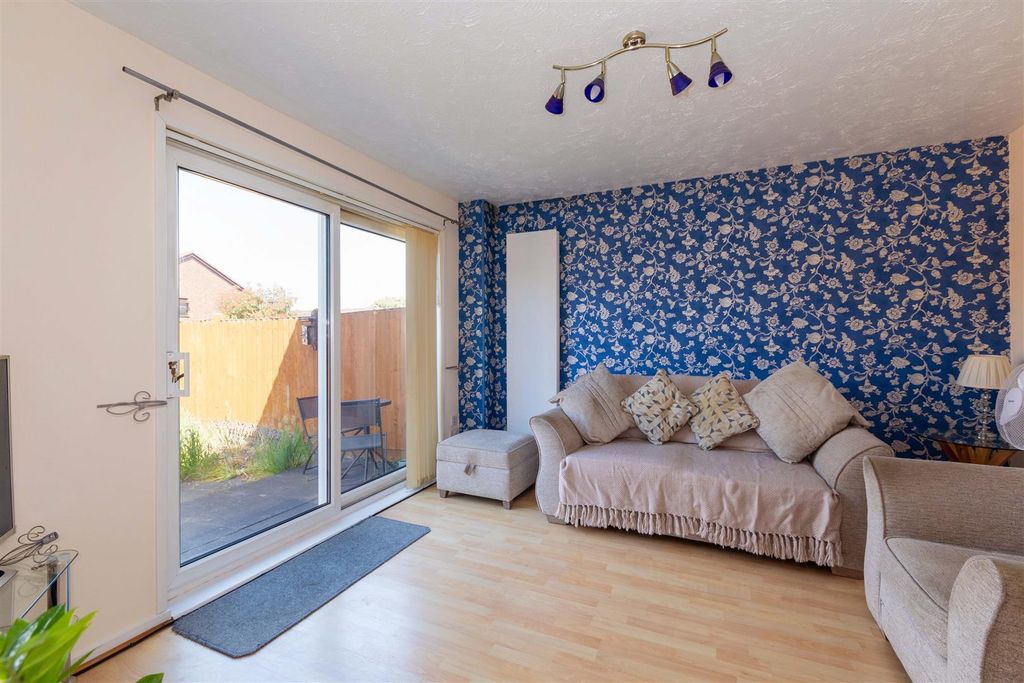 Property photo 2 of 15 26 Bramber Court-11.Jpg