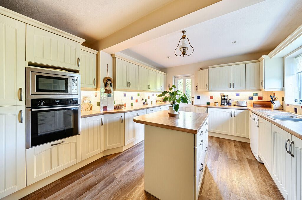 Property photo 3 of 14 Kitchen