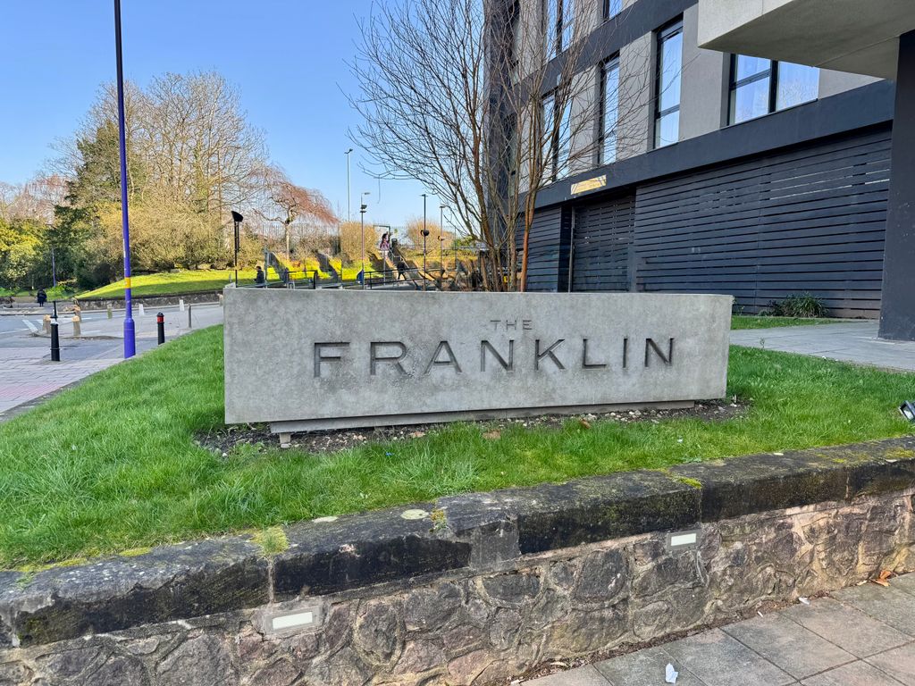 Property photo 2 of 18 Iconic