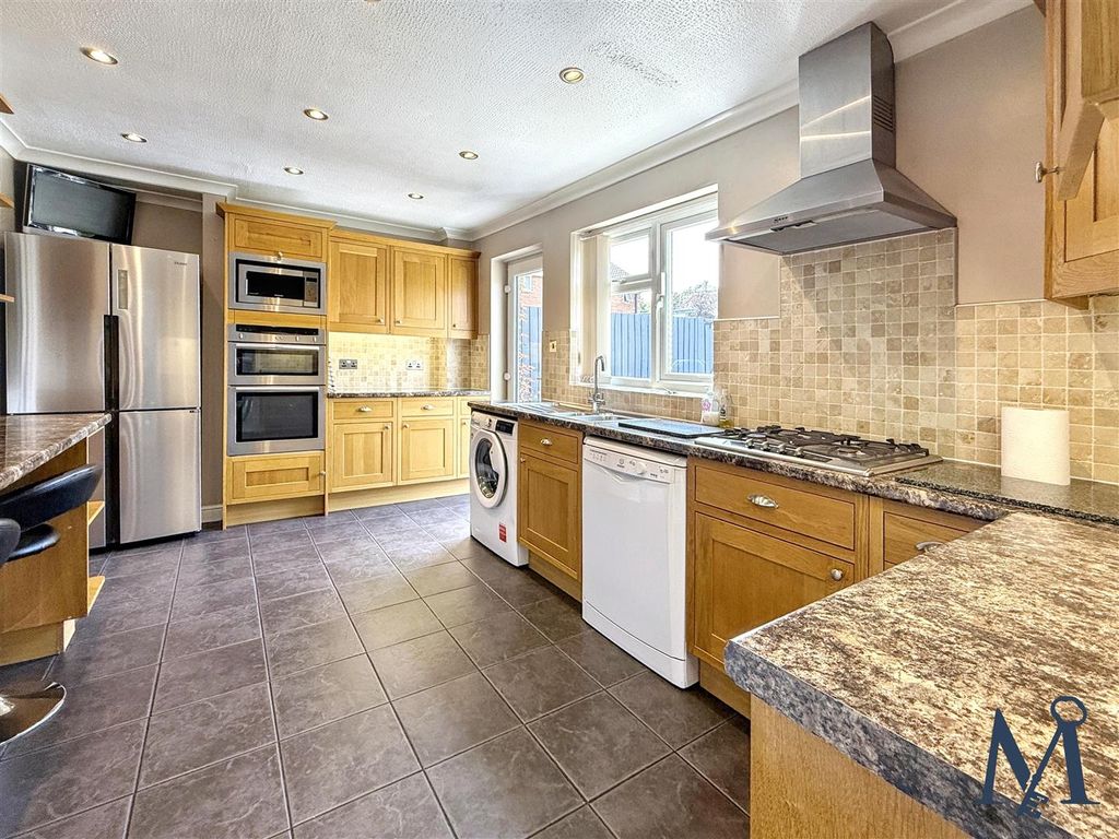 Property photo 3 of 24 Breakfast Kitchen