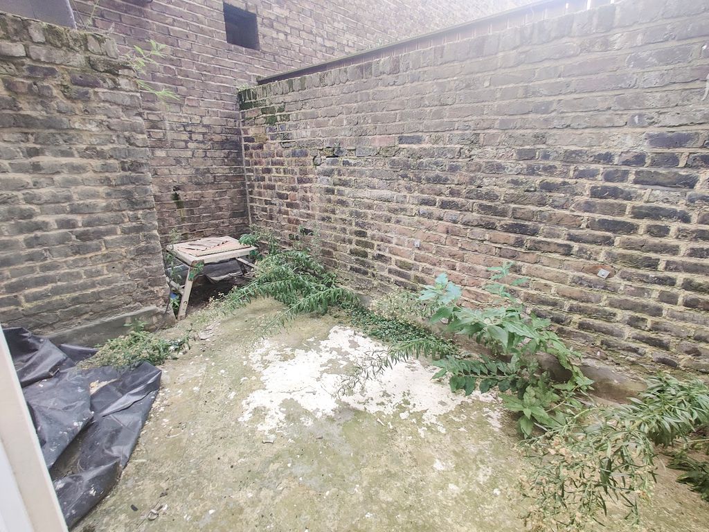 Property photo 3 of 8 Photo 5