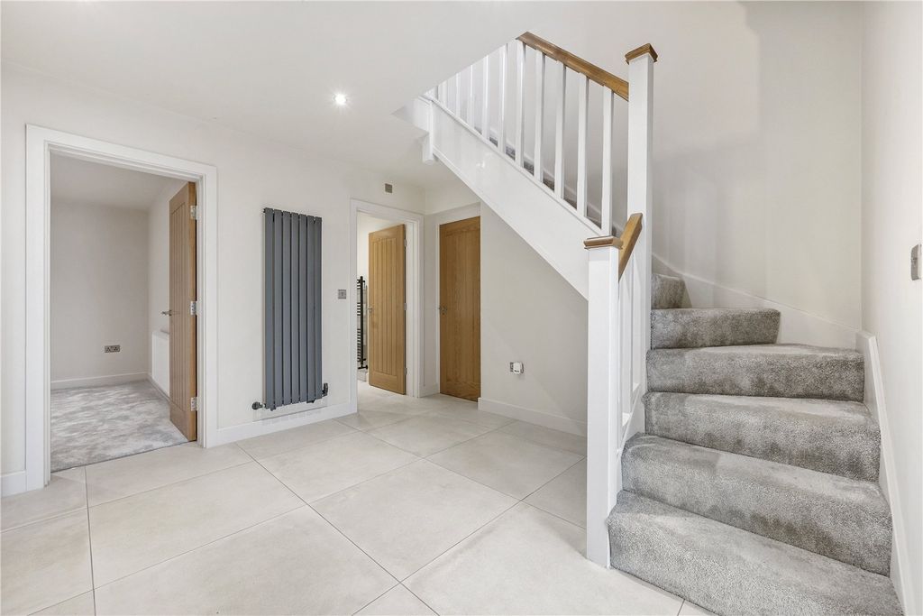 Property photo 2 of 17 Entrance Hall