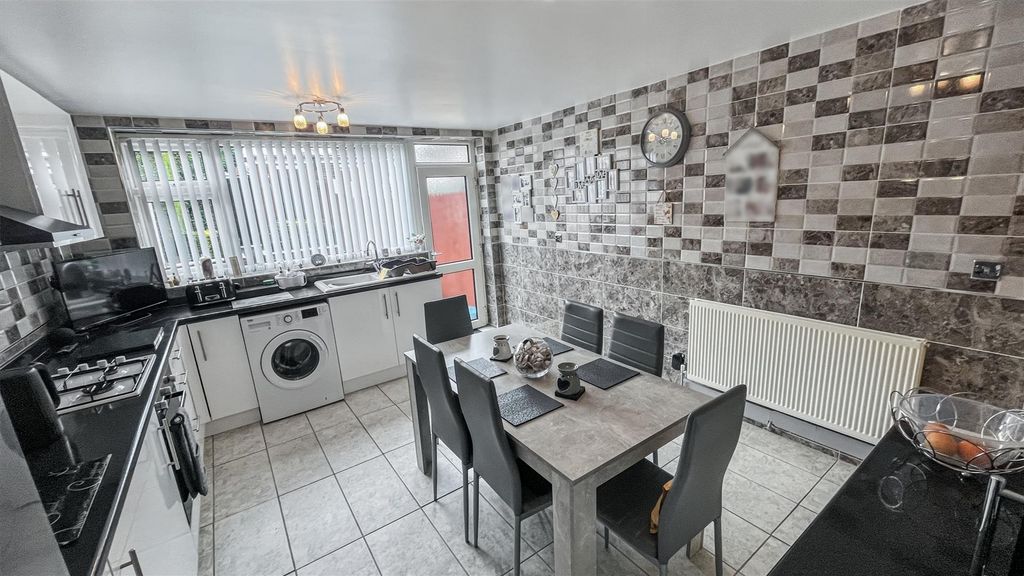 Property photo 3 of 16 Kitchen