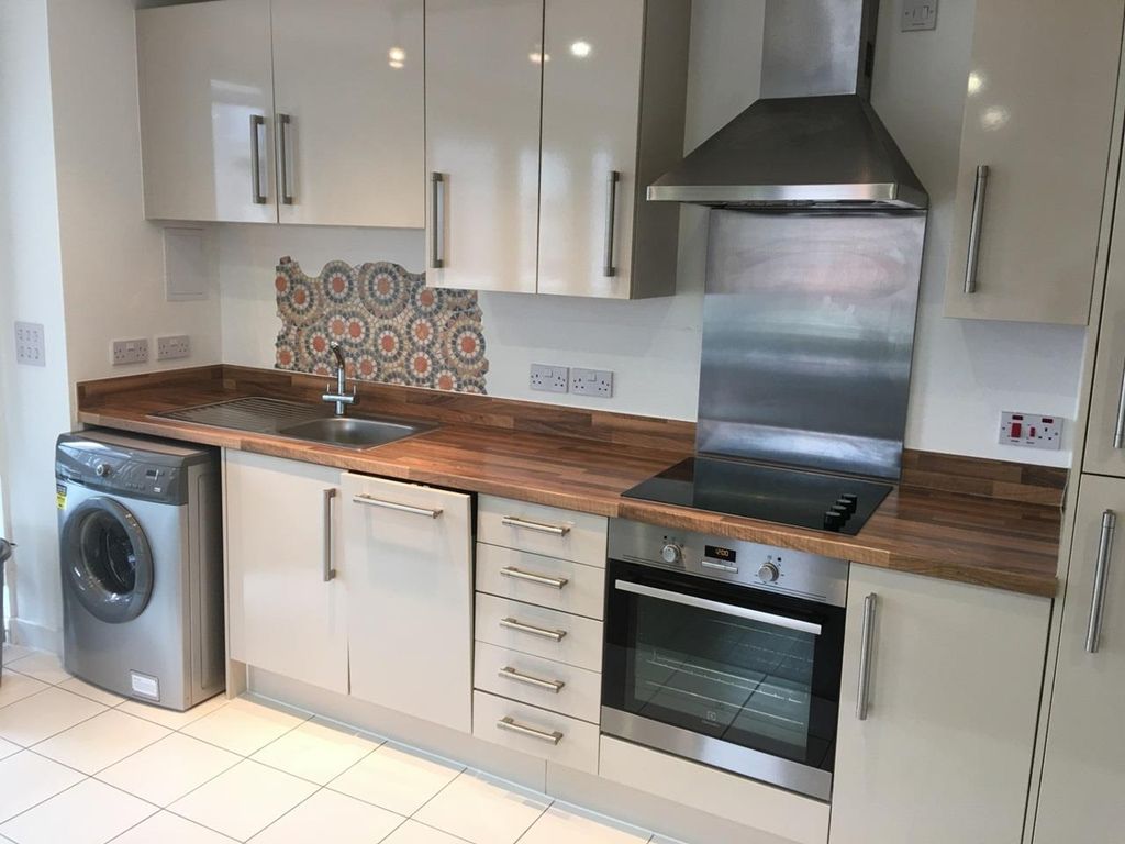 Property photo 3 of 8 Kitchen