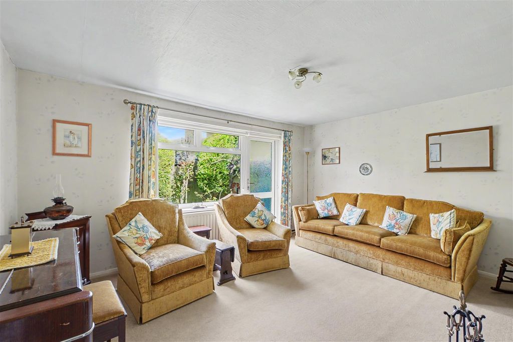 Property photo 2 of 14 Lounge