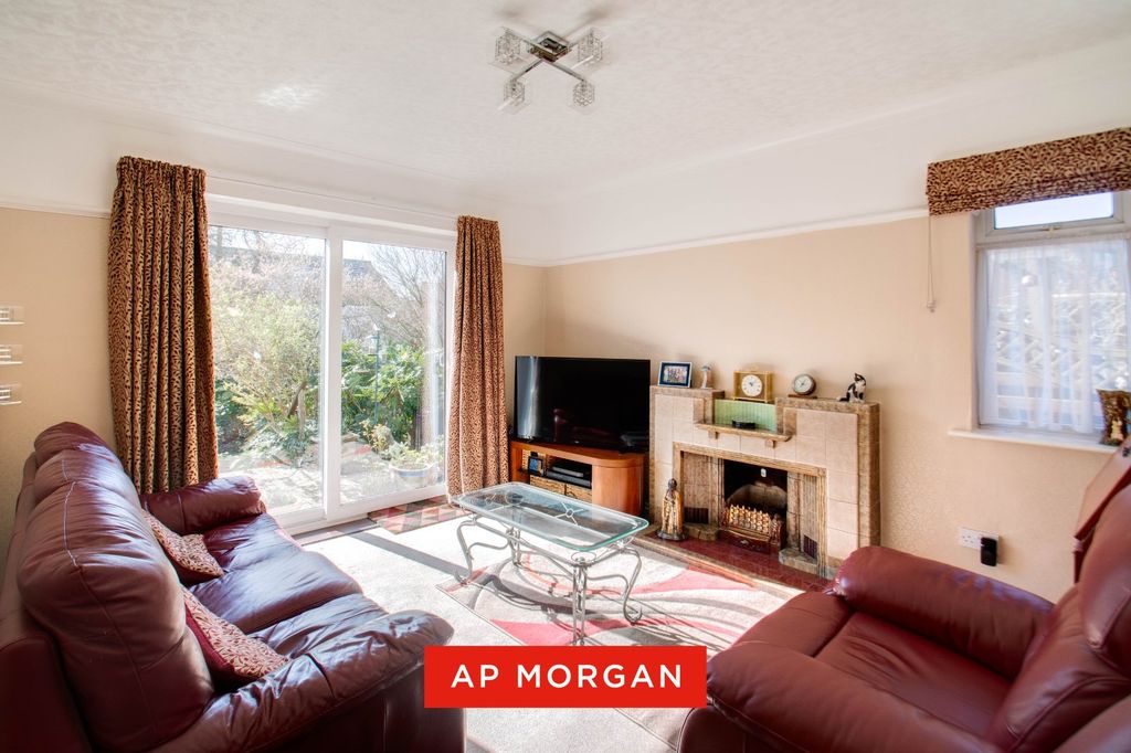 Property photo 2 of 23 Picture No. 18