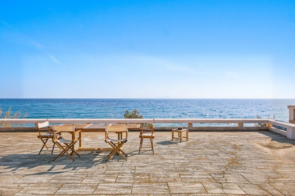 Property photo 1 of 8 A Seaside Property Between History And Timeless Elegance