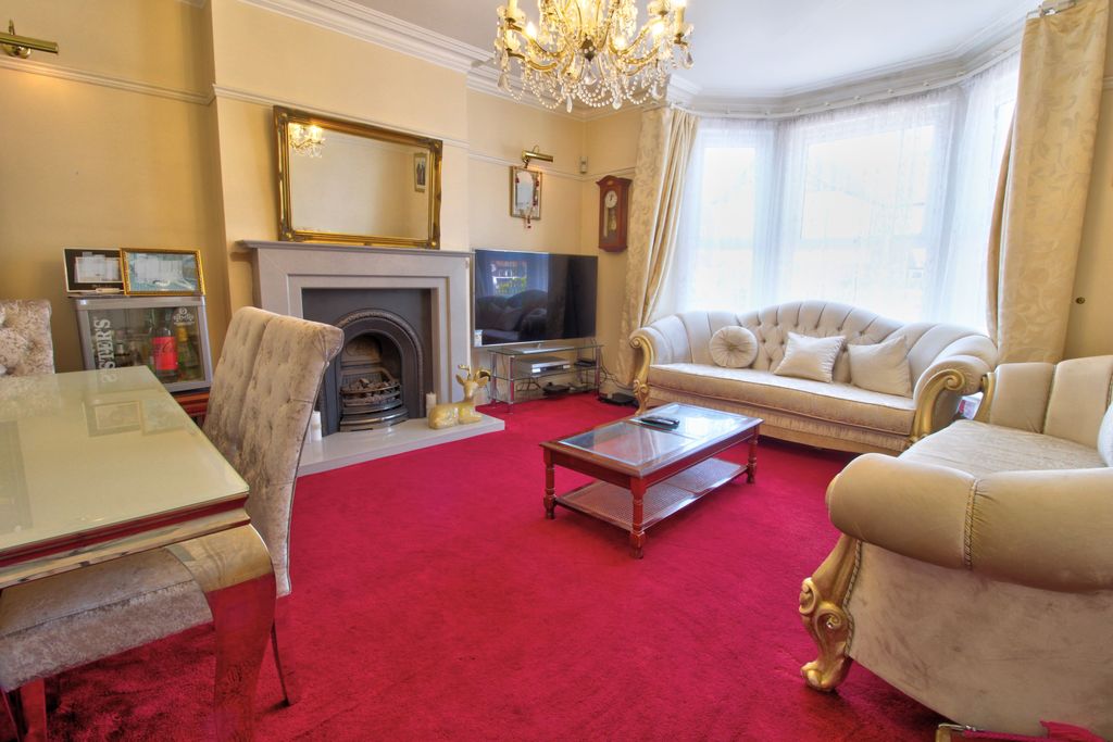 Property photo 2 of 16 Lounge